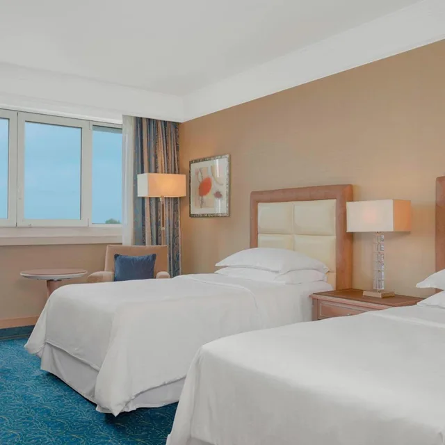 غرفة بسريرين منفصلين بإطلالة على البحر، Sheraton Club Des Pins Resort 5/6