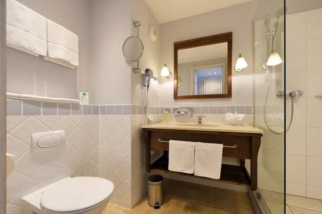 غرفة جونيور بسرير كينج، Hotel Hirschen in Freiburg-Lehen 4/4