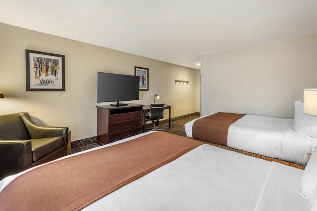 Standard, 2 Queen Beds, Best Western Plus Truckee-Tahoe Hotel 2/5