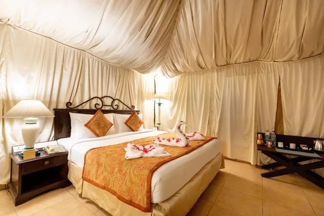 خيمة ملكية بسرير كوين، Fort JadhavGADH - A GADH Heritage Hotel 8/10