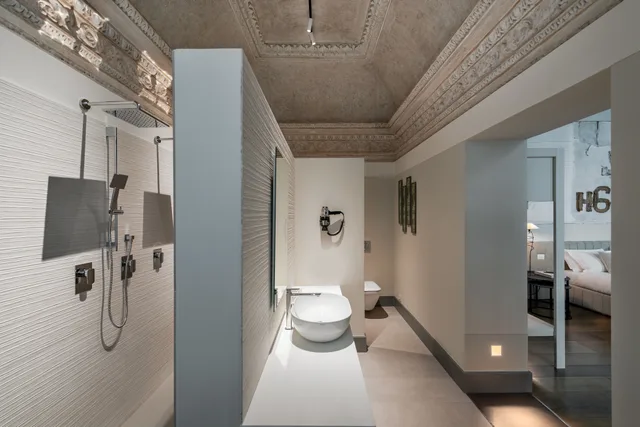 جناح، Gombithotel 1/1