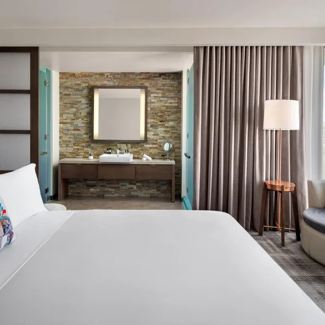 Fabulous, Guest Room, King Bed, Garden View, Balcony، W Scottsdale 1/1