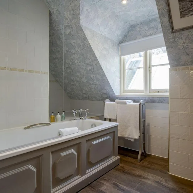 Family, Shared Bathroom, The Swan 7/9