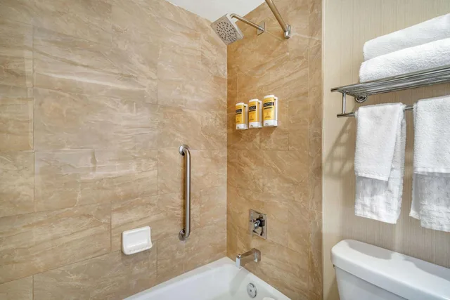 غرفة بسريرين كوين بإطلالة على الفناء، Best Western Plus Carpinteria Inn 9/10