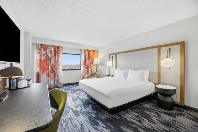 غرفة بسرير كينج لذوي الإعاقة، Fairfield by Marriott Inn and Suites Mount Pleasant, WI 2/3