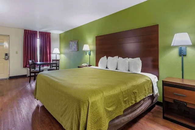 غرفة قياسية بسرير كينج، Econo Lodge Fayetteville, NC 2/3