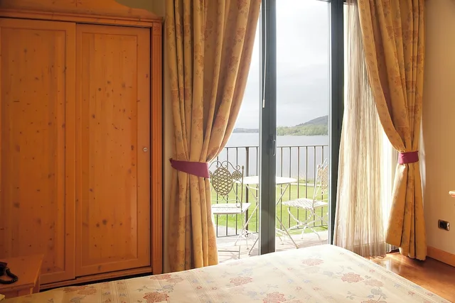 غرفة بسريرين منفصلين بإطلالة على البحيرة، Hotel Residence Montelago 3/3