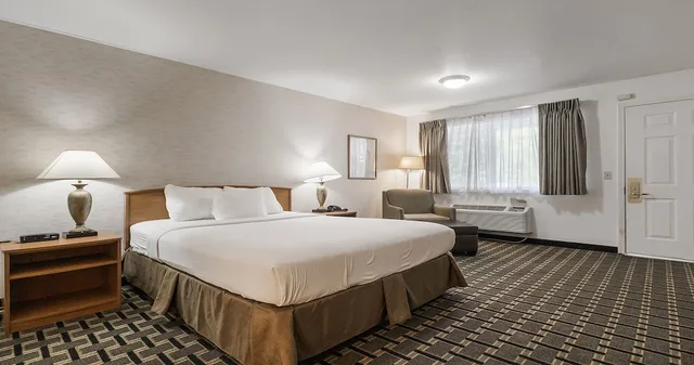 Standard, King Bed, Northern Queen Inn 1/1