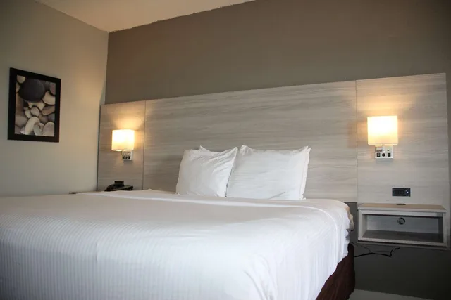 غرفة بسرير كينج بإطلالة على المدينة، Boca Suites Deerfield Beach, SureStay Collection by Best Western FL 5/8