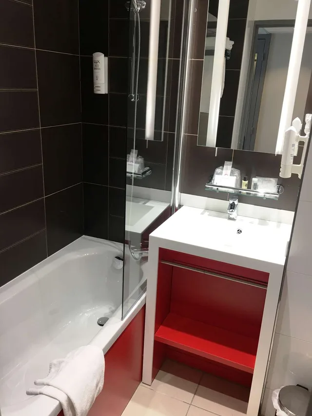 غرفة قياسية بسريرين منفصلين، Hotel Inn Design Paris Saint Quentin 2/3