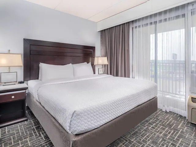 جناح بسرير كينج بغرفة نوم واحدة مع أريكة، CROWNE PLAZA MILWAUKEE AIRPORT 3/5