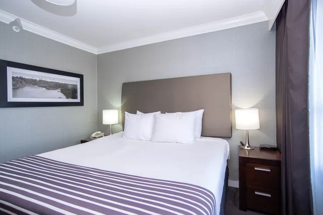 جناح بسرير كينج بمطبخ صغير، Sandman Hotel Red Deer 2/6