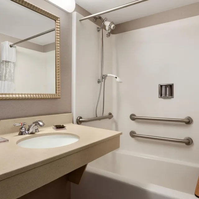 غرفة بسرير كينج بحوض استحمام لذوي الإعاقة، Wingate By Wyndham Bridgeport Wv 4/6