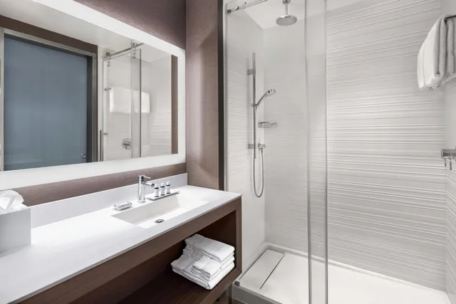 Room, King Bed, Partial Water View, Sofa، AC Hotel by Marriott Clearwater Beach 10/10