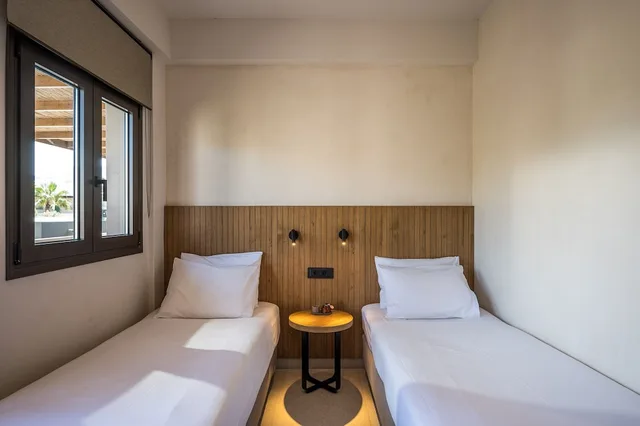 غرفة سوبيريور رباعية بسرير كوين وسريرين منفصلين، Stella Village Seaside Hotel 1/6