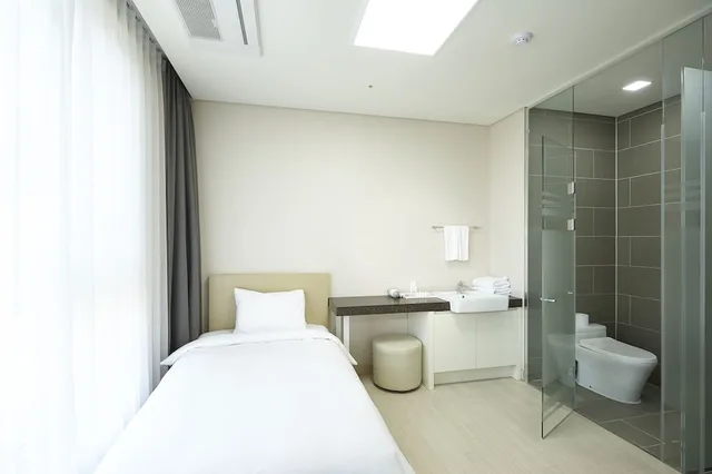 White, Family, Suite, 1 Single and 2 Double Beds، Hotel Around Pyeongchang 4/5