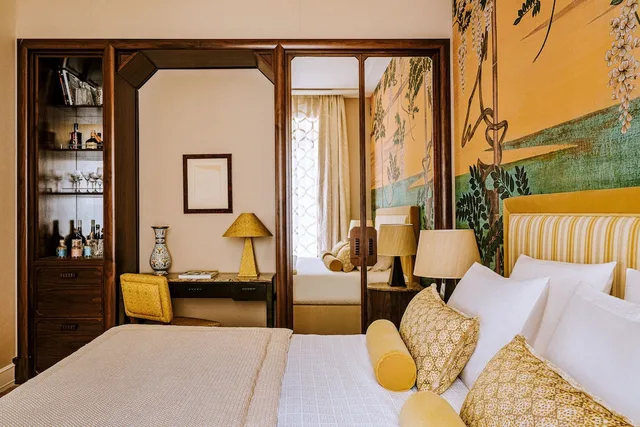 Junior Suite, King Bed, Sofa, Saint James 1/3