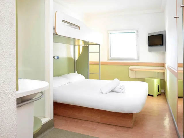 غرفة ثلاثية بسرير مزدوج وسرير بطابقين، Ibis Budget Portsmouth 3/9