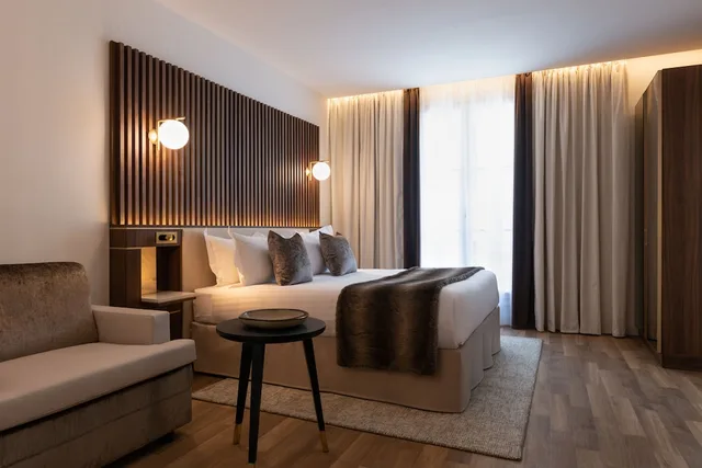 جناح جونيور، Hotel Lord Byron 1/5