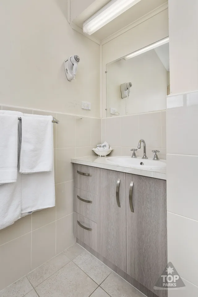 2 Bedrooms, Superior, Cabin, 1 Queen and 2 Bunk Beds, Pool Side، Victor Harbor Holiday & Cabin Park 9/9
