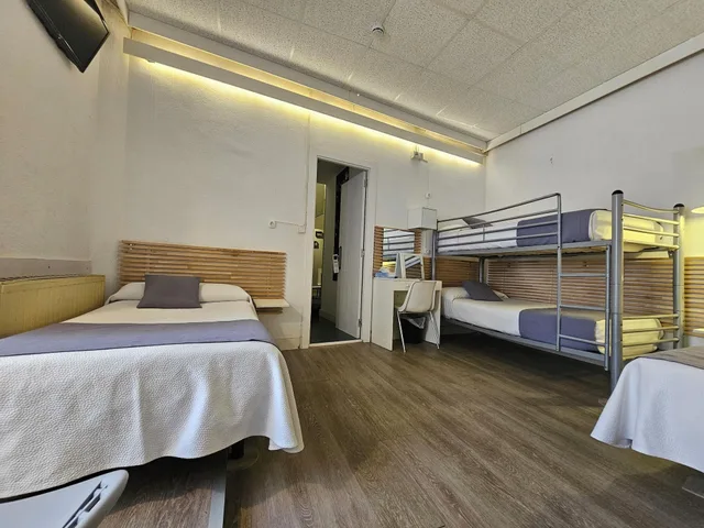 غرفة داخلية بخمسة أسرّة بحمام خاص، Hotel Palermo 1/7