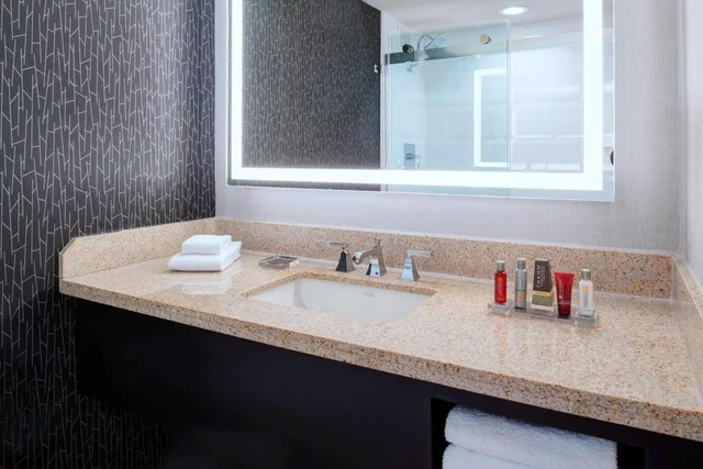 غرفة بسرير كينج أو سرير مزدوج، Kansas City Airport Marriott 6/7