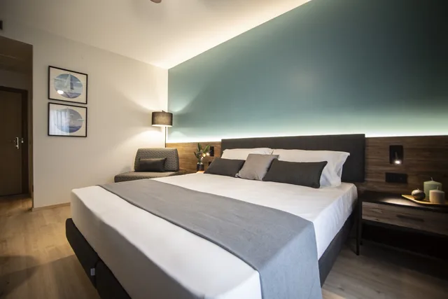 Crown, 1 Queen and 1 Single Bed، Hotel Du Lac 2/3