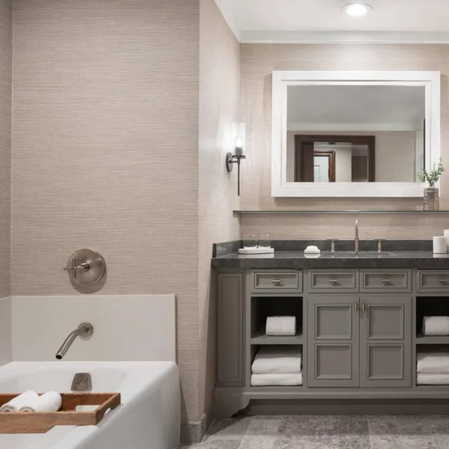 غرفة بسرير كينج أو سرير مزدوج بإطلالة على البحيرة بشرفة، The Ritz Carlton Lodge Reynolds Plantation 4/4