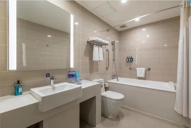 Suite, King Bed, Atrium View, No Window, Holiday Inn Express SHENYANG NORTH STATION 3/5