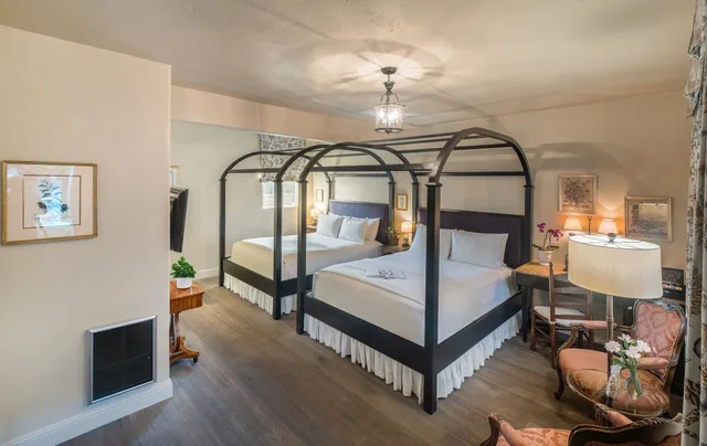 غرفة قياسية بسريرين كوين بإطلالة على الفناء، L'AUBERGE CARMEL 1/1