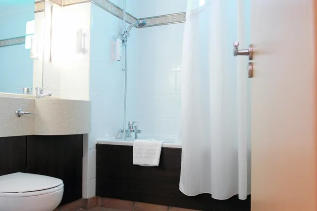 غرفة بسرير مزدوج لذوي الإعاقة، Holiday Inn A55 Chester West 3/3