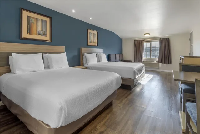 غرفة بسريرين كوين مع أريكة، SureStay Hotel by Best Western San Rafael 4/8