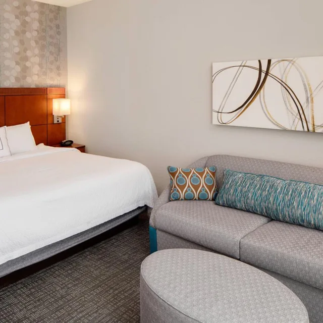 غرفة بسرير كينج بحوض استحمام لذوي الإعاقة، Courtyard by Marriott West Homestead Waterfront 1/2