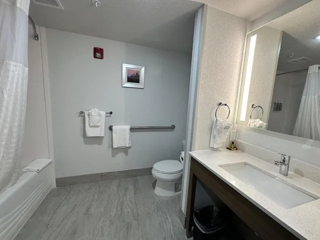 غرفة بسرير كينج مع أريكة بحوض استحمام لذوي الإعاقة، Best Western Cheyenne 4/4
