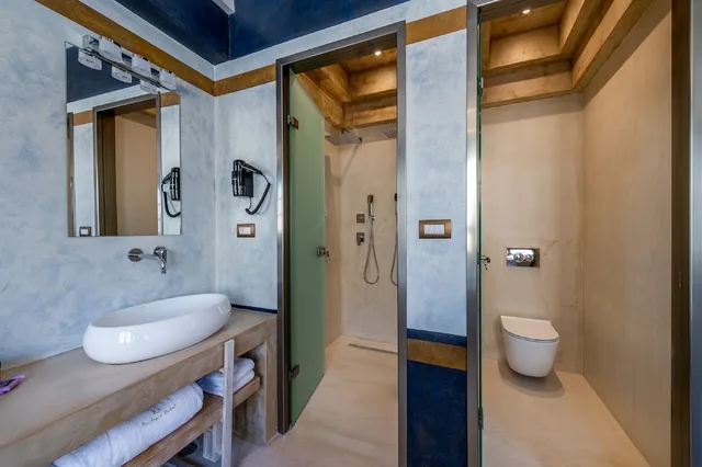 جناح سوبيريور بسرير كينج بجاكوزي، 10GR Boutique Hotel & Wine Bar - Adults Only 1/1
