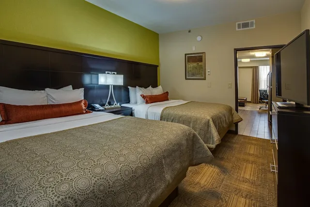 جناح بسريرين كوين بغرفتي نوم مع أريكة، STAYBRIDGE SUITES ATLANTA AIRPORT 1/2
