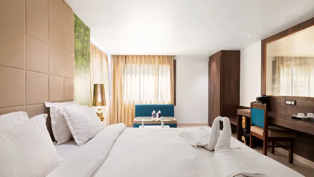غرفة بريميوم بسرير كينج بإطلالة على المدينة بشرفة بغرفة نوم واحدة، NIRANJANA HOTEL 4/9