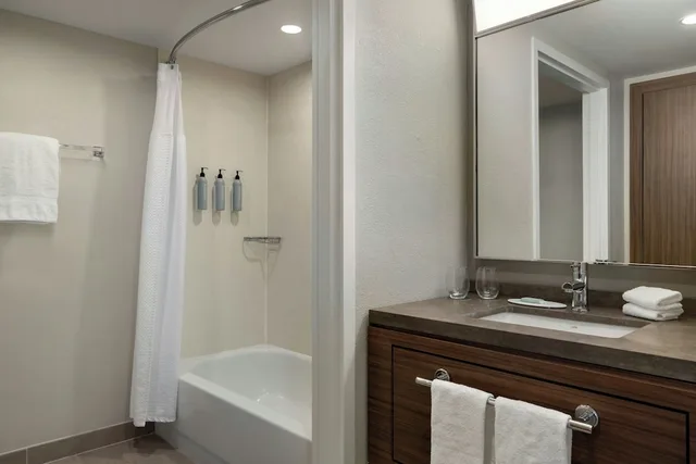 غرفة بسرير كينج، Courtyard by Marriott Richmond Chester 6/10