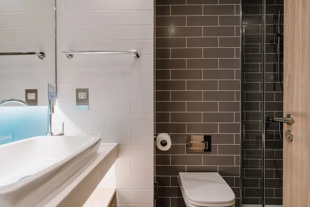 Standard, Queen Bed, Top Floor, Holiday Inn Express Liverpool Central an IHG Hotel 3/4