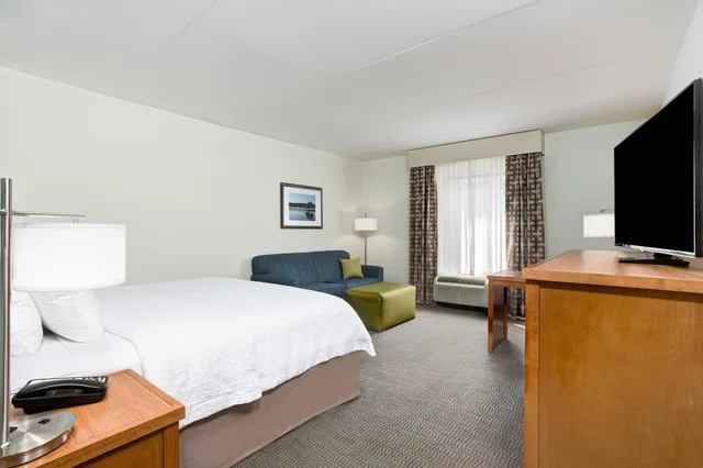 غرفة بسرير كينج لذوي الإعاقة، Hampton Inn & Suites Manchester TN 1/3