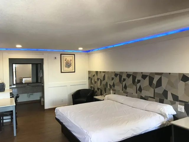 غرفة بسرير كينج، M Star Hotel San Antonio Seaworld 1/3