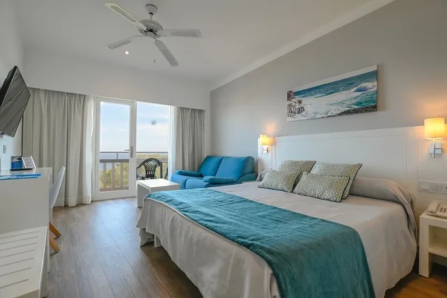 غرفة جونيور بسرير مزدوج بشرفة بإطلالة جزئية على البحر مع أريكة، Pinos Playa Hotel 1/6