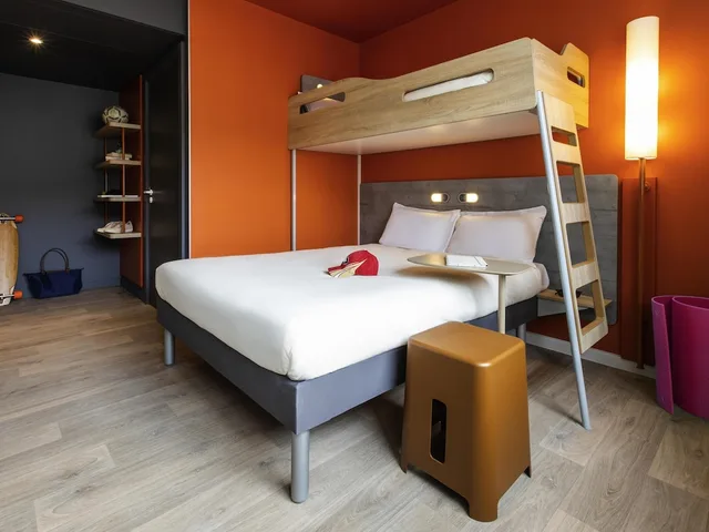 غرفة عائلية بسرير مزدوج وسريرين منفصلين، ibis budget Strasbourg Centre Republique 1/3