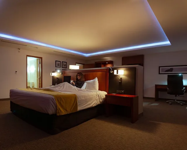 Upgrade, Suite, King Bed, Sheraton Leon 1/4