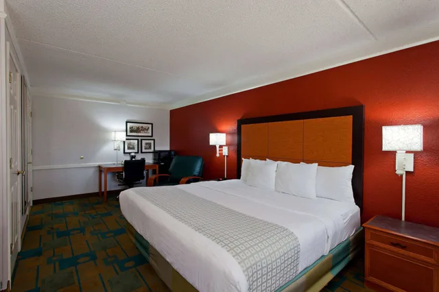 غرفة بسرير كينج لذوي الإعاقة، La Quinta Inn by Wyndham Costa Mesa / Newport Beach 2/10