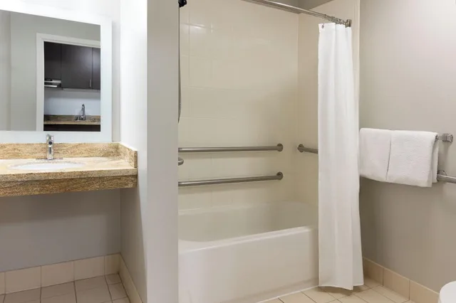 جناح لذوي الإعاقة، TownePlace Suites by Marriott Erie 2/2