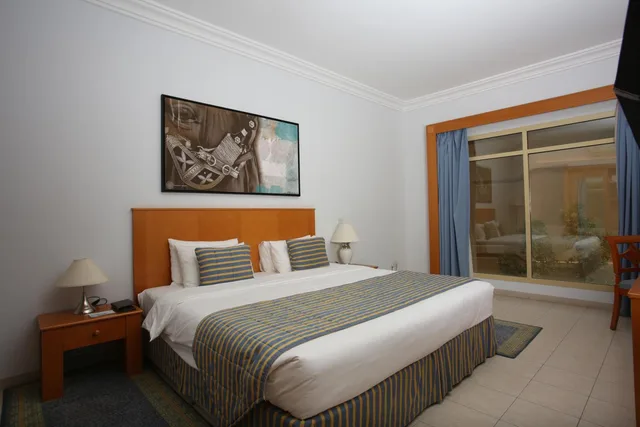 غرفة بسرير كينج بإطلالة على البحر، Azimut Hotel Khasab 2/6