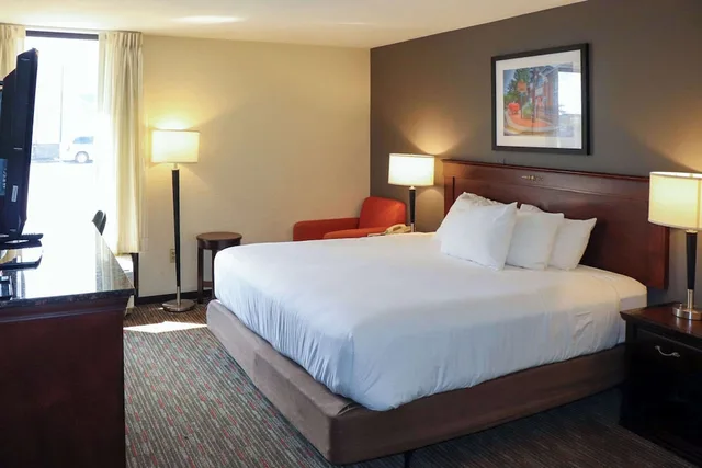 غرفة قياسية بسرير كينج، Mustang Inn Paducah, KY 1/1