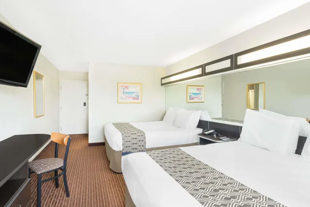 غرفة بسريرين كوين لذوي الإعاقة، Microtel Inn & Suites by Wyndham Bowling Green 1/10