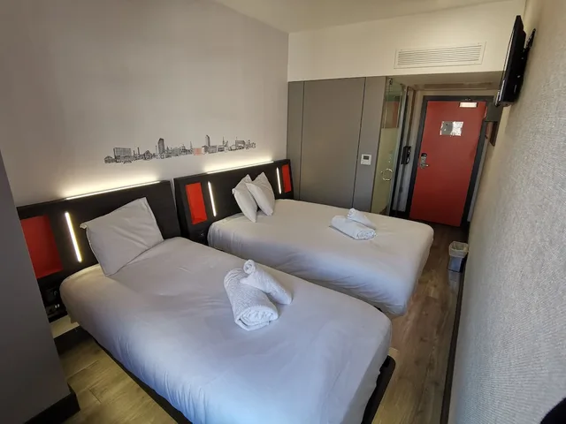 غرفة عائلية بسرير مزدوج وسرير فردي، easyHotel Sheffield City Centre 2/11